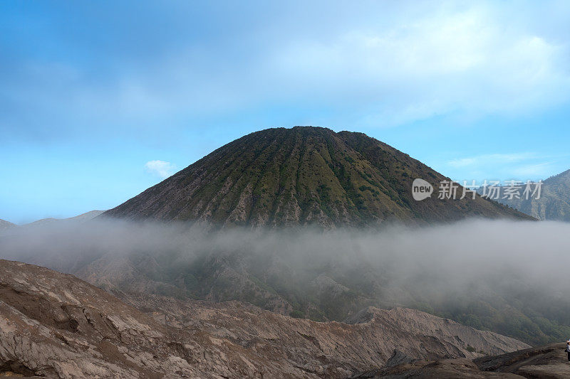 巴托克火山(Gunung Batok)是一座不活跃的火山，毗邻Bromo火山(Gunung Bromo)，是一座活跃的索玛火山，位于印度尼西亚东爪哇的Bromo Tengger sememeru国家公园。